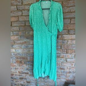 Clearance item!Gorgeous summer dress! Ruffles and tie.